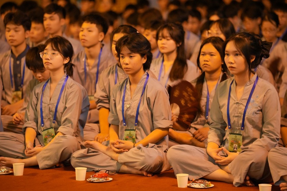 A group of people sitting on the floor

AI-generated content may be incorrect.