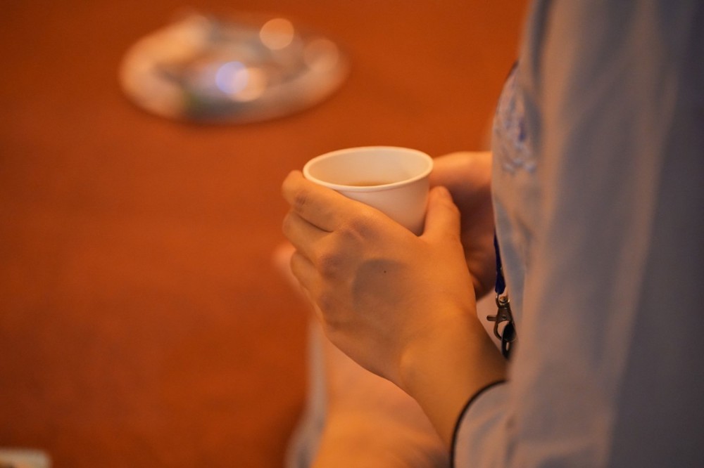 A person holding a cup of coffee

AI-generated content may be incorrect.