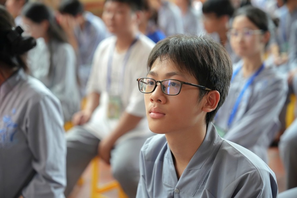 A young person wearing glasses

AI-generated content may be incorrect.