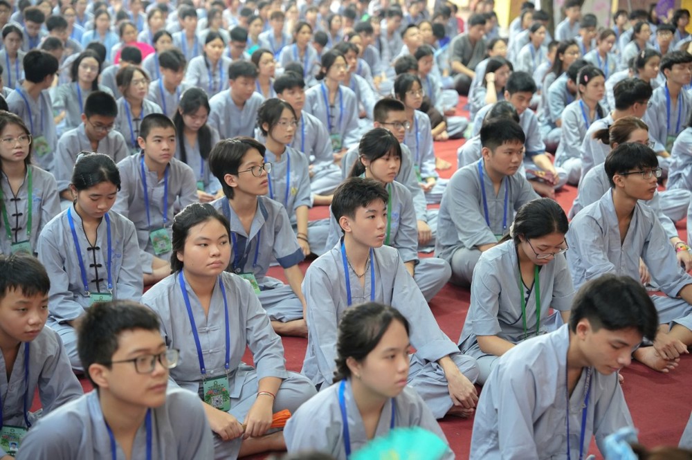 A group of people in matching outfits

AI-generated content may be incorrect.