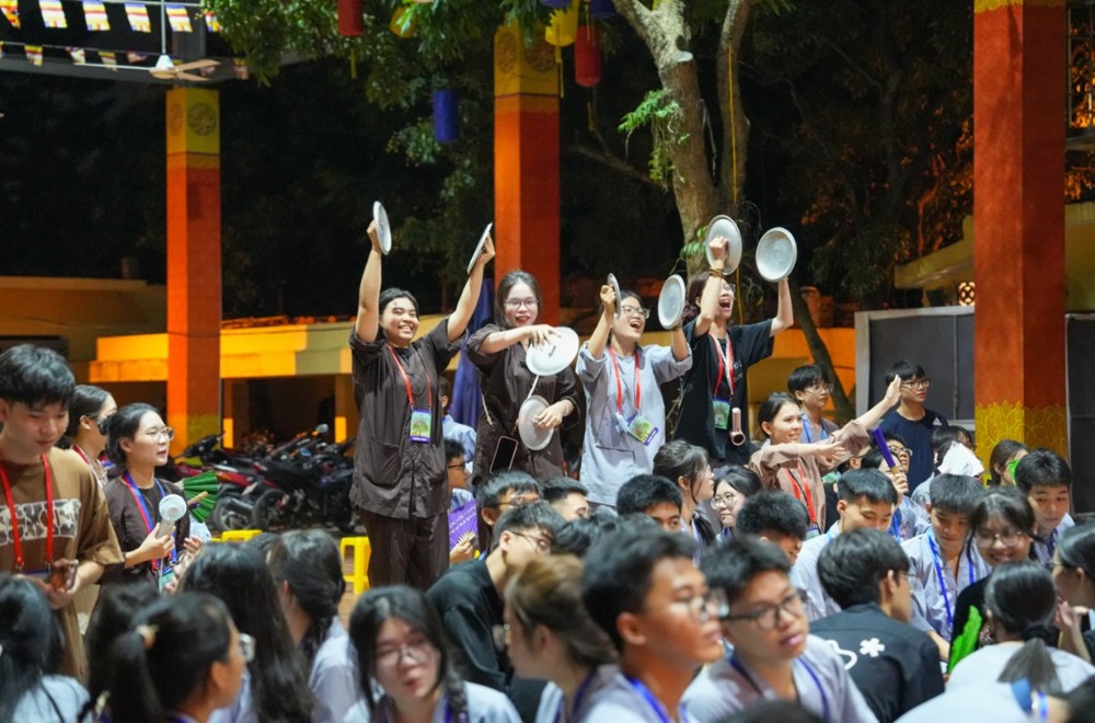 A group of people holding plates

AI-generated content may be incorrect.