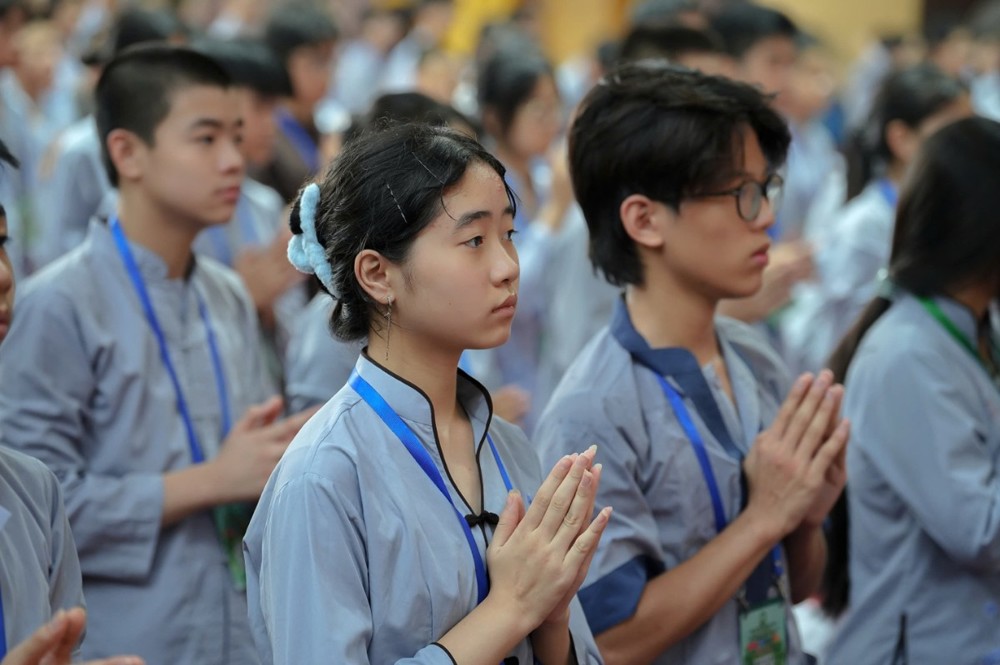 A group of people praying

AI-generated content may be incorrect.