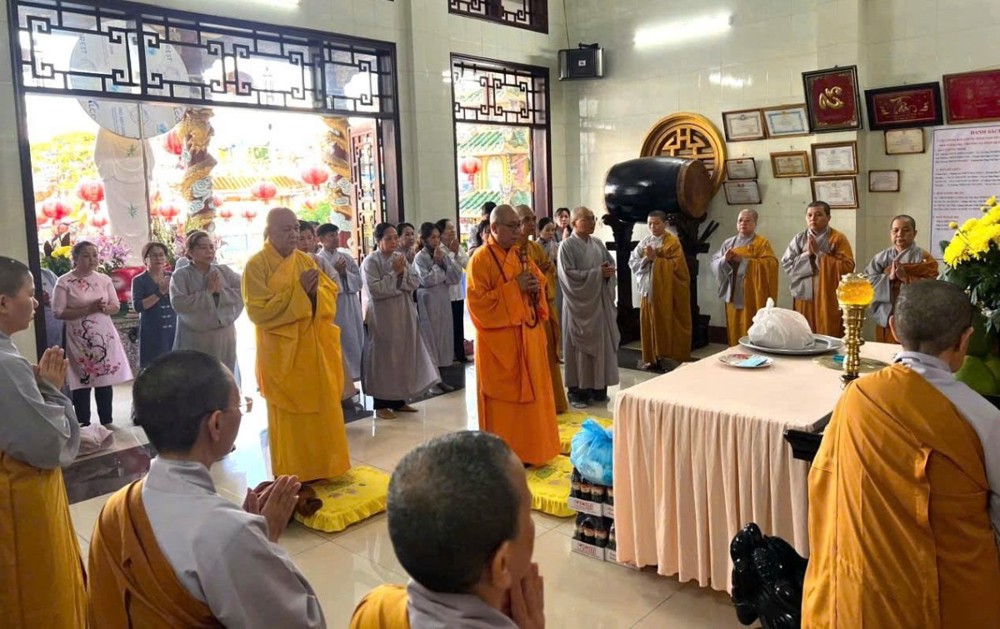Chùa Lộc Dã (TP.HCM) thăm và cúng dường các trường hạ An cư kiết hạ