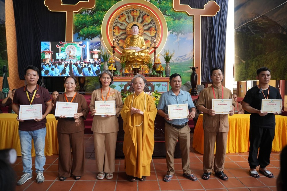 A group of people holding certificates

AI-generated content may be incorrect.