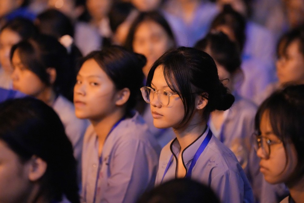A group of young women in purple shirts

AI-generated content may be incorrect.