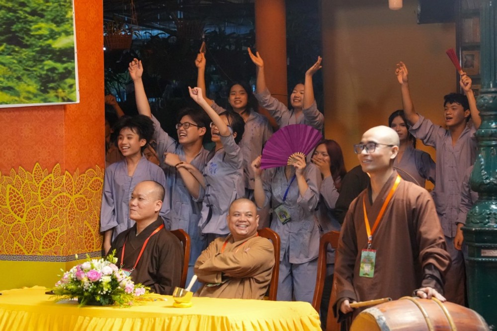 A group of people raising their hands

AI-generated content may be incorrect.