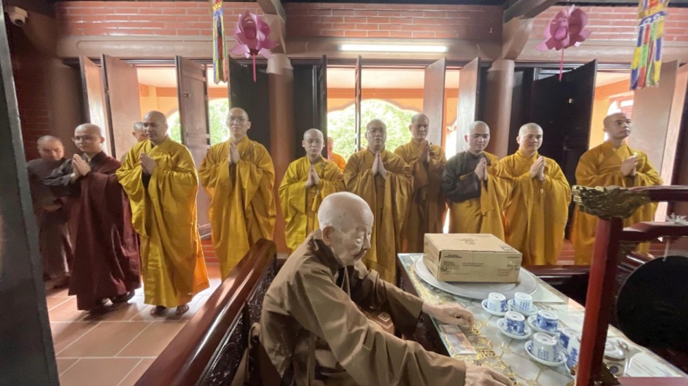 Hội Tăng Ni sinh tỉnh Thái Bình (cũ) đang theo học tại Học viện PGVN tại Hà Nội về vấn an Trưởng lão HT. Thích Thanh Dục, Phó Pháp chủ HĐCM và tuỳ hỷ 7 cơ sở trường hạ của GHPGVN tỉnh Hưng Yên