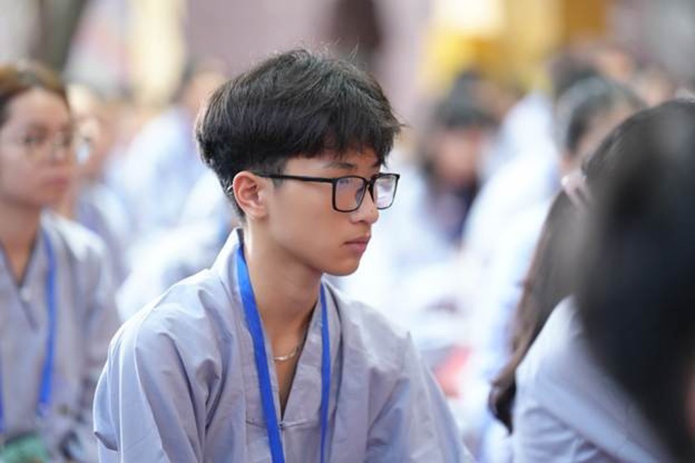 A person wearing glasses and a blue lanyard

AI-generated content may be incorrect.
