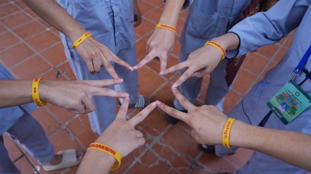 A group of people making a star with their hands

AI-generated content may be incorrect.