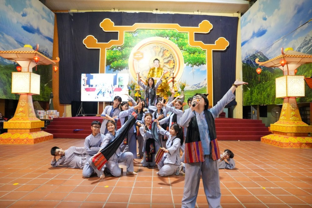 A group of people performing on a stage

AI-generated content may be incorrect.