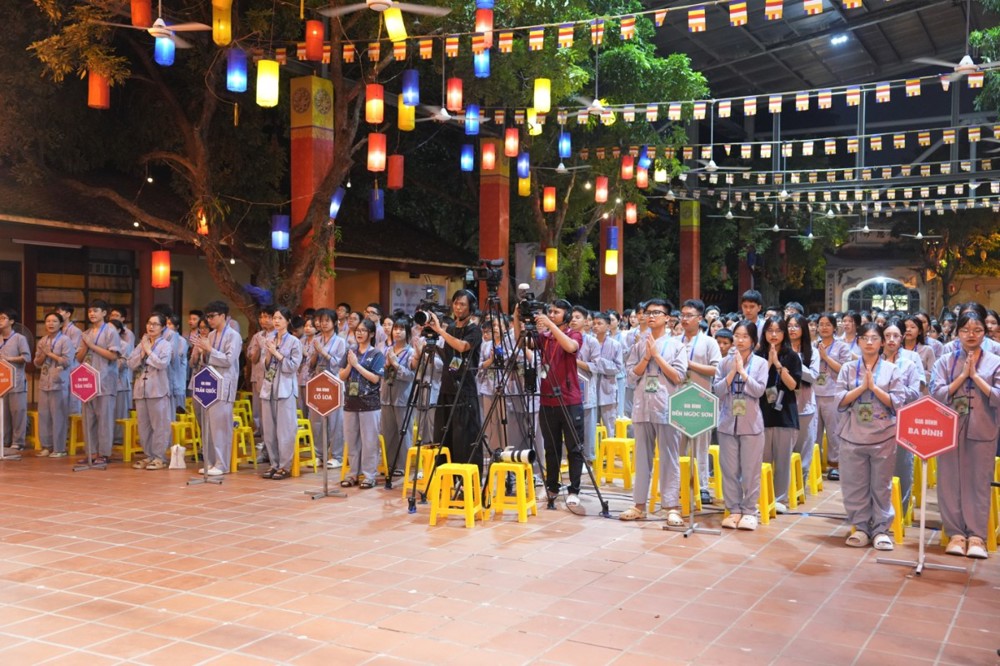 A group of people standing in a line

AI-generated content may be incorrect.
