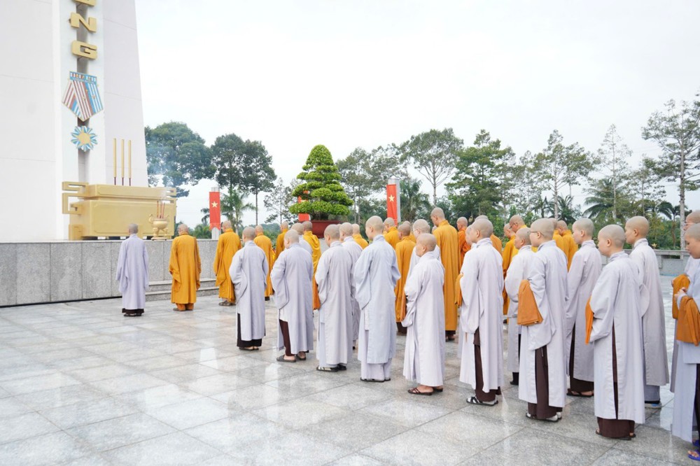 Đồng Tháp: Thường trực Ban Trị sự viếng Nghĩa trang Liệt sĩ Tiền Giang nhân dịp kỷ niệm 78 năm Ngày Thương binh Liệt sĩ
