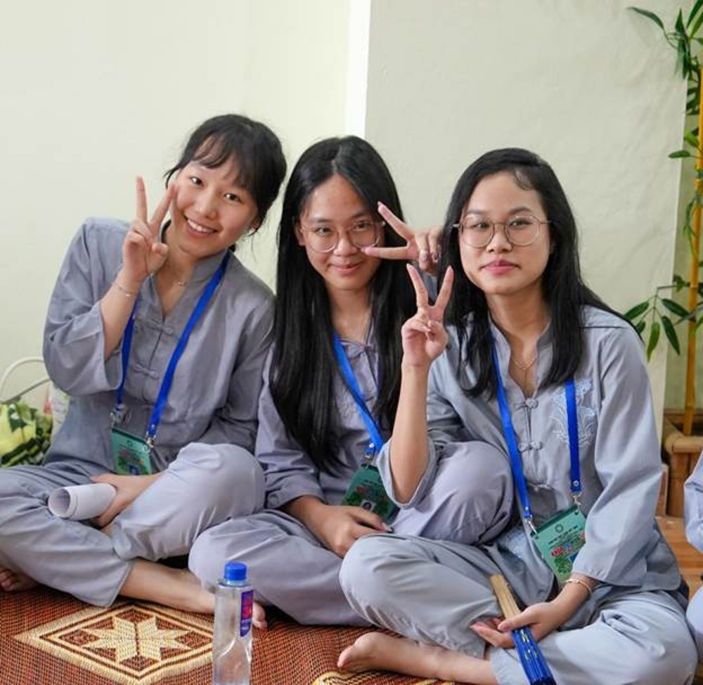 A group of women sitting on the floor

AI-generated content may be incorrect.