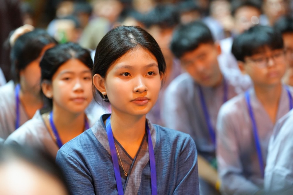A group of people in a room

AI-generated content may be incorrect.
