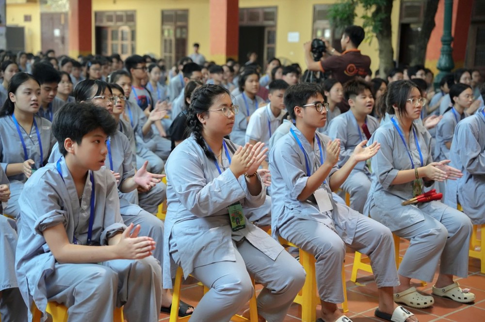 A group of people clapping

AI-generated content may be incorrect.