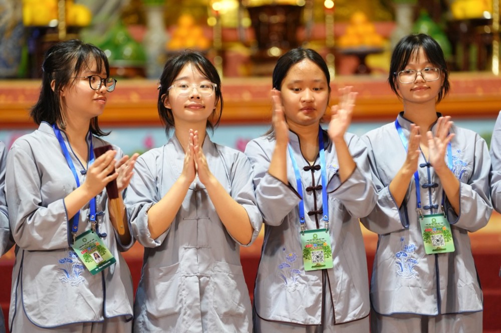 A group of young women clapping

AI-generated content may be incorrect.
