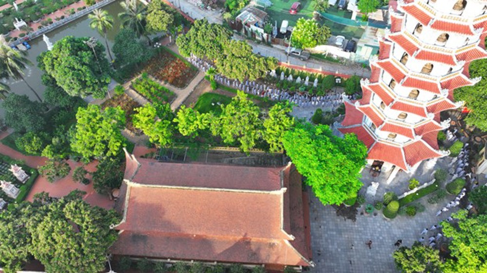 A bird's eye view of a city

AI-generated content may be incorrect.