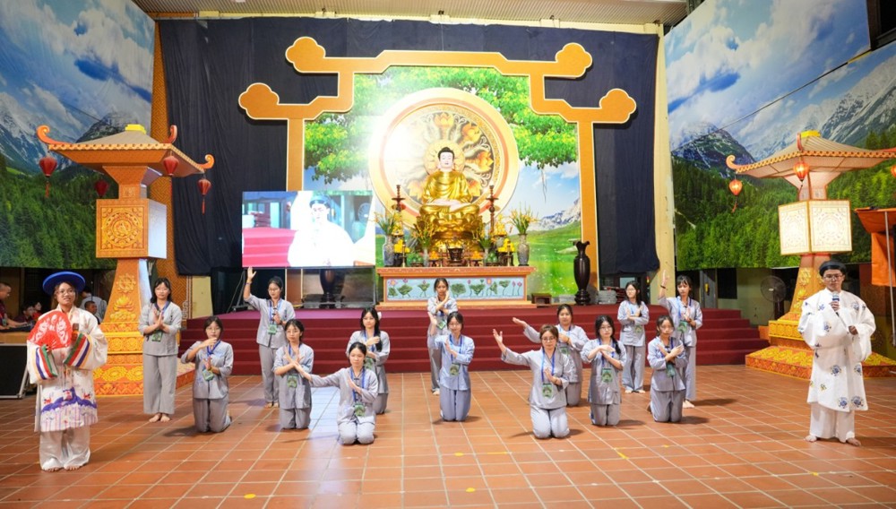 A group of people performing martial arts

AI-generated content may be incorrect.