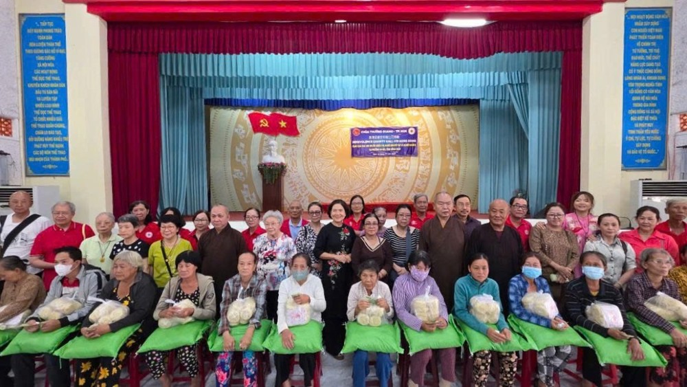 Phật giáo người Hoa TP.HCM, chùa Thường Quang trao quà hỗ trợ bệnh nhân ung thư và người khuyết tật