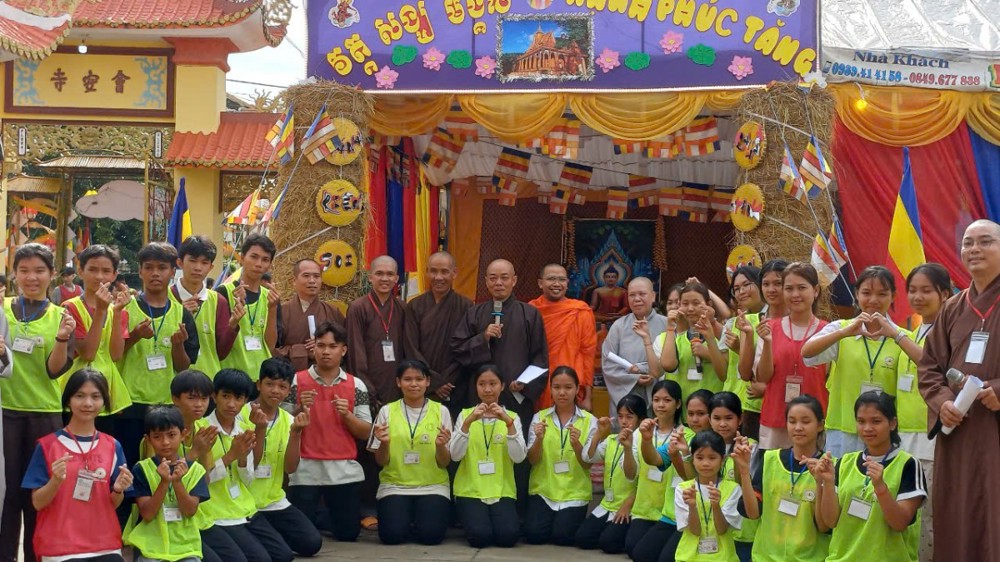 Vĩnh Long: Cổ Phật khất thực – Nét đẹp truyền thống trong ngày cuối hội trại Con Về Bên Phật 2025 tại chùa Hội An