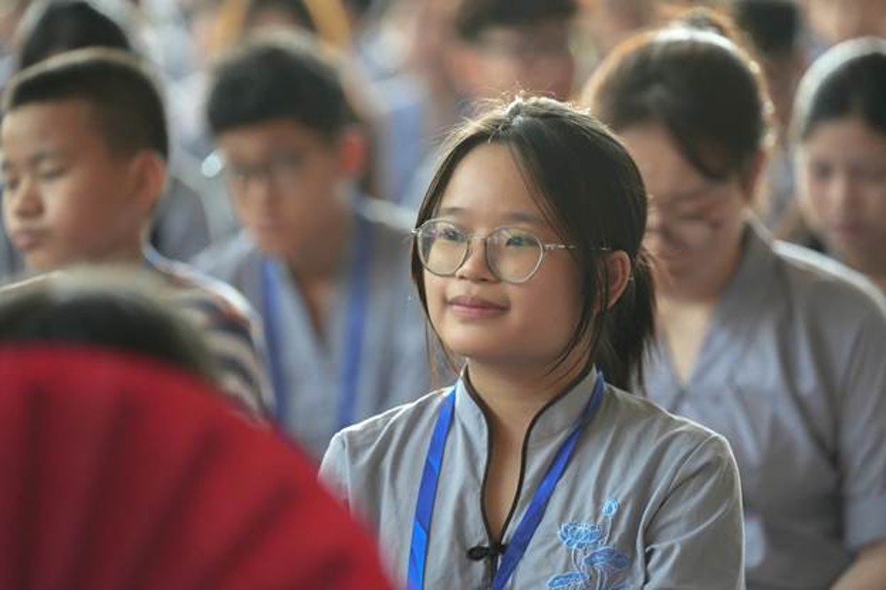A person wearing glasses and a grey shirt

AI-generated content may be incorrect.