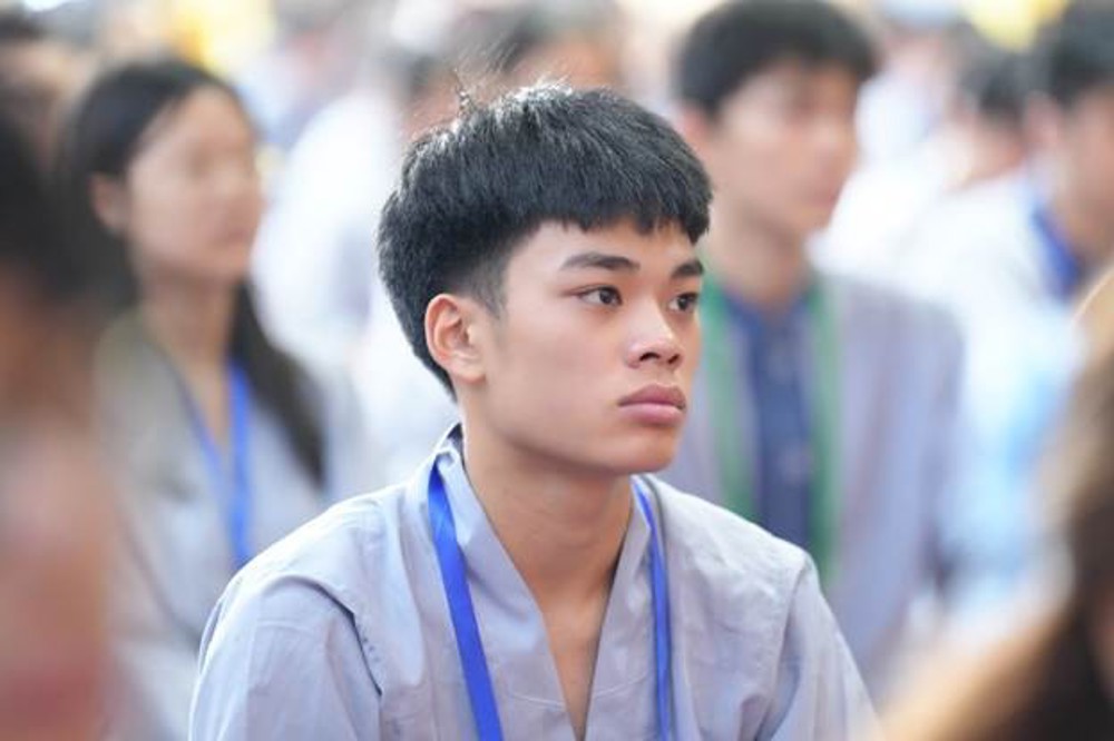 A person in a grey shirt

AI-generated content may be incorrect.