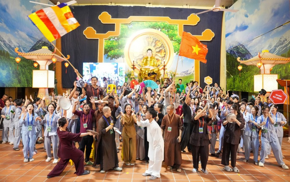 A group of people in a ceremony

AI-generated content may be incorrect.