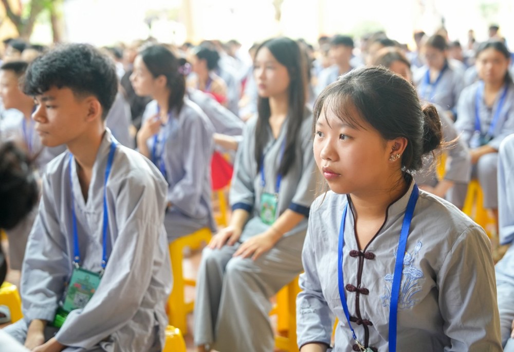 A group of people sitting in chairs

AI-generated content may be incorrect.