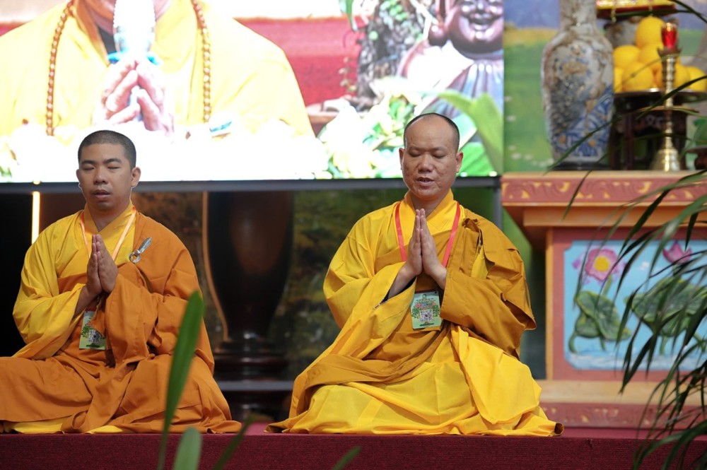 A group of men in yellow robes

AI-generated content may be incorrect.