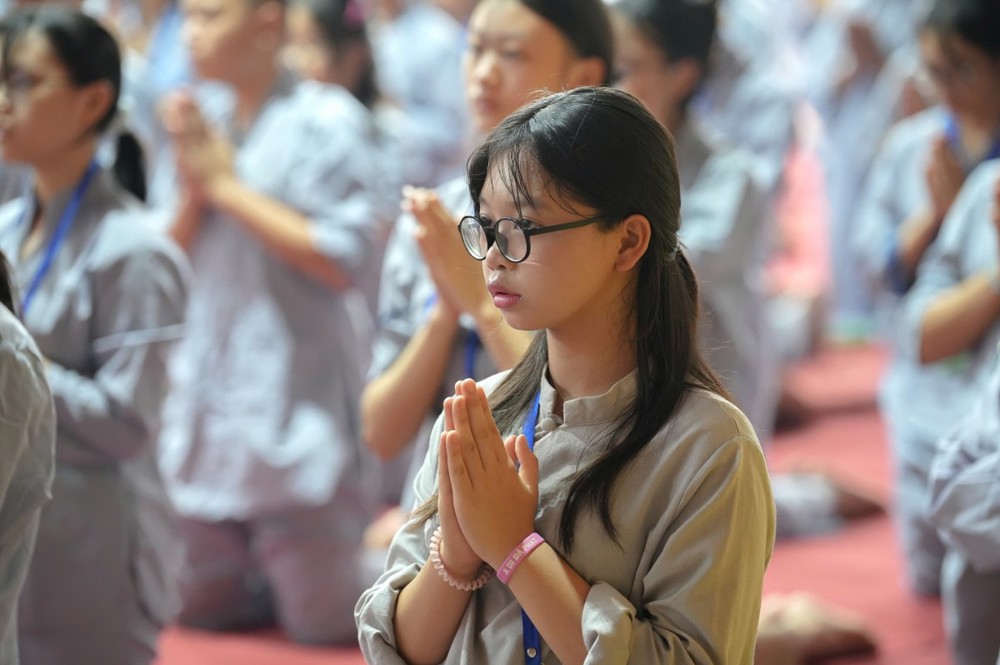 A group of people praying

AI-generated content may be incorrect.