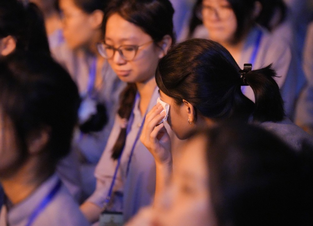 A group of people in a room

AI-generated content may be incorrect.