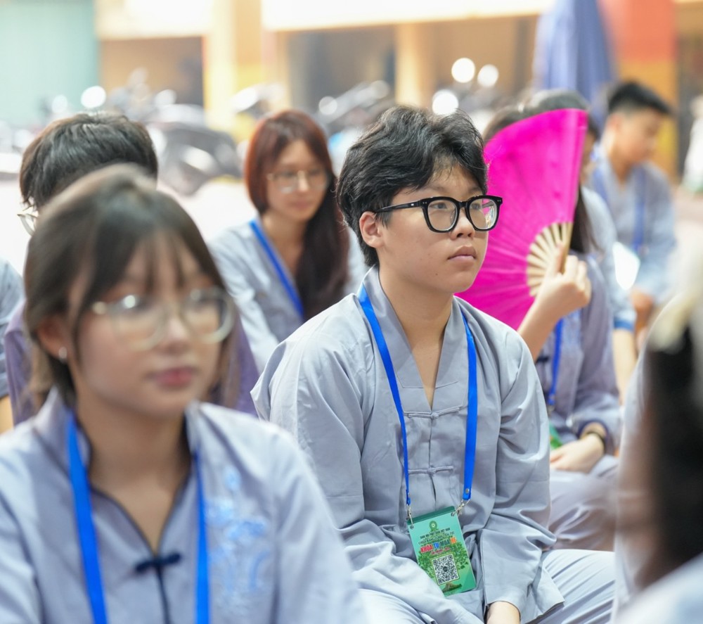 A group of people sitting in a room

AI-generated content may be incorrect.