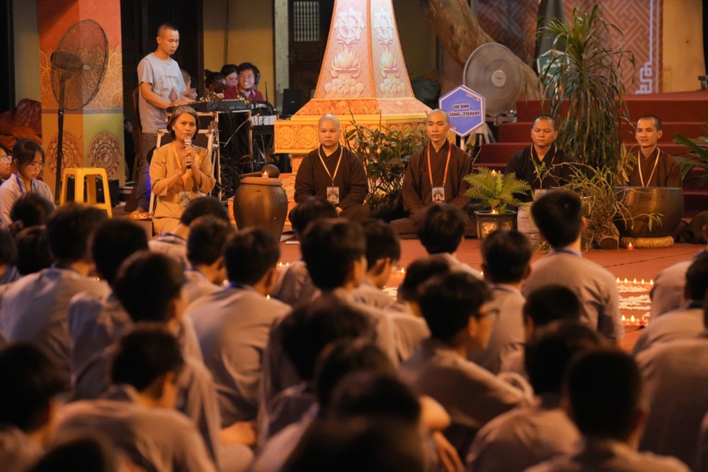A group of people sitting in a circle

AI-generated content may be incorrect.