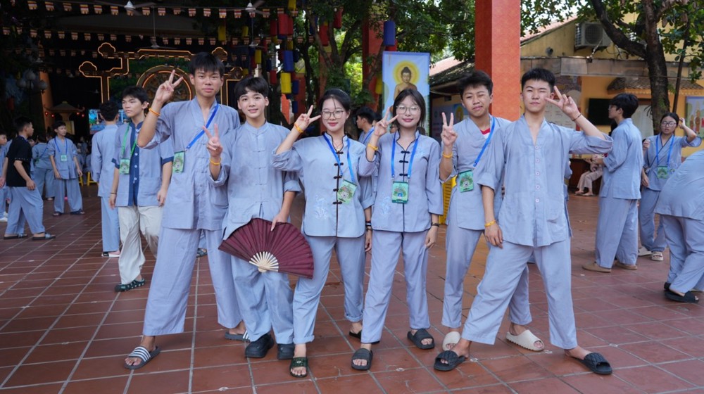 A group of people posing for a photo

AI-generated content may be incorrect.