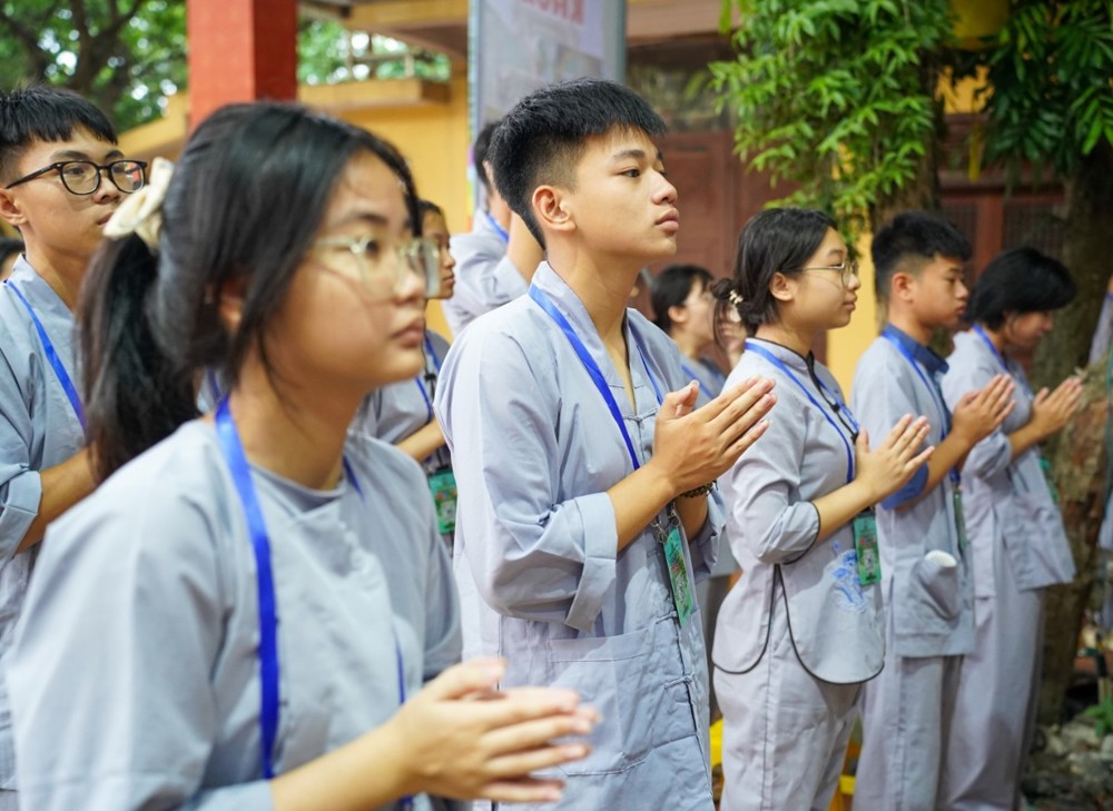 A group of people in matching outfits

AI-generated content may be incorrect.