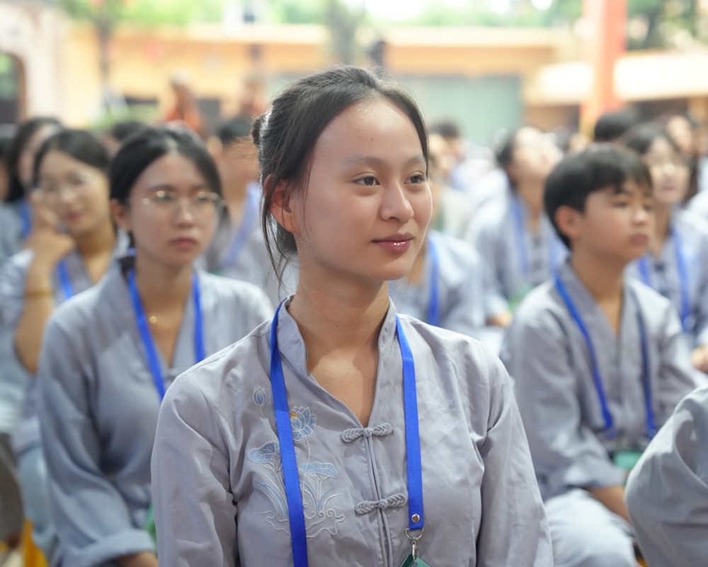 A group of people sitting in a room

AI-generated content may be incorrect.