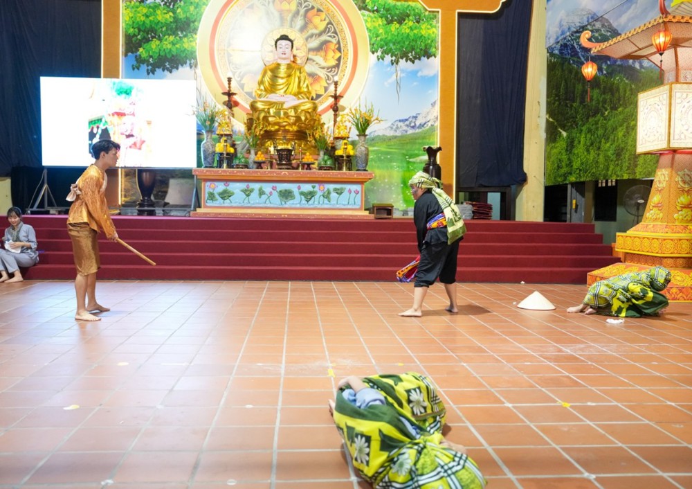 A group of people in a temple

AI-generated content may be incorrect.