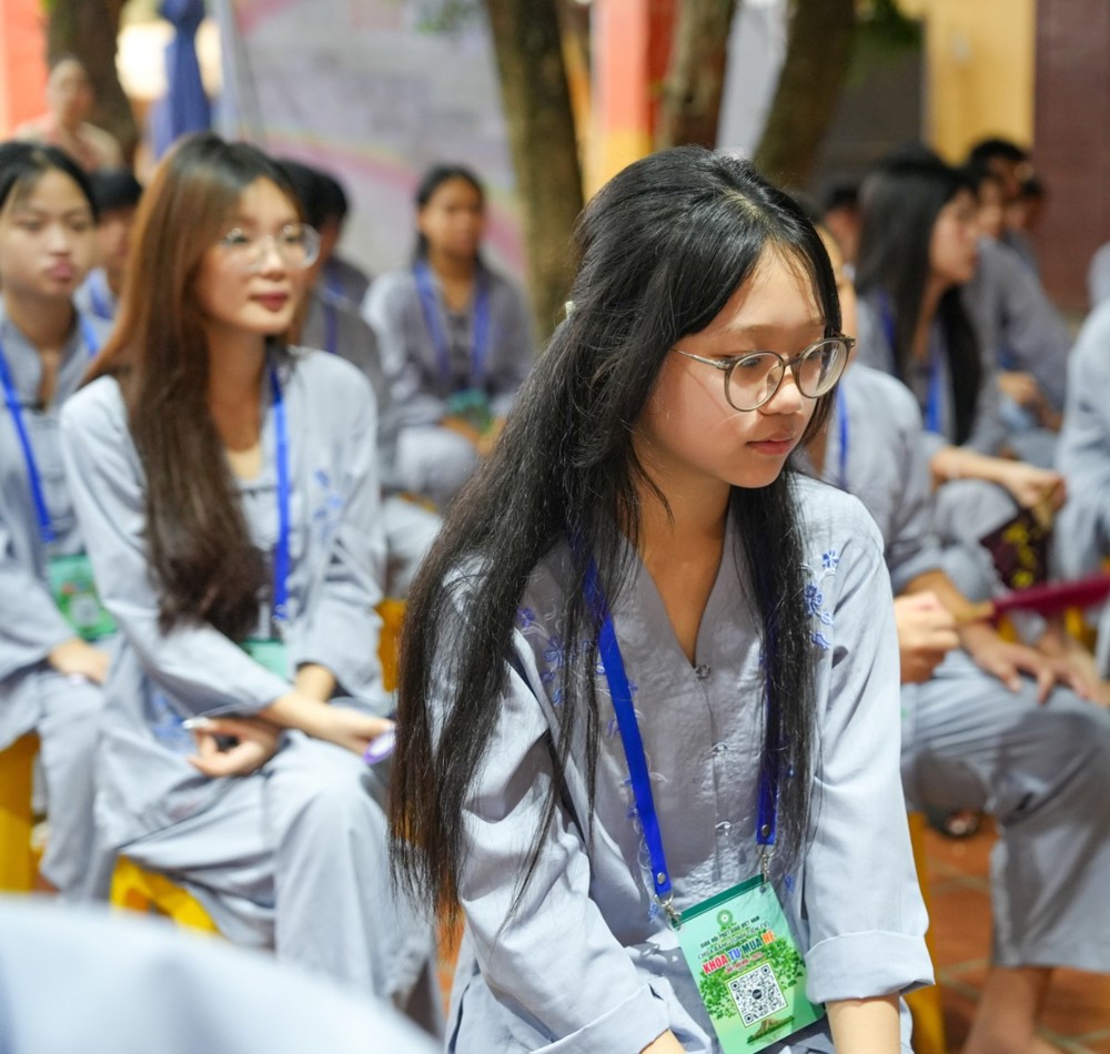 A group of people sitting in a row

AI-generated content may be incorrect.