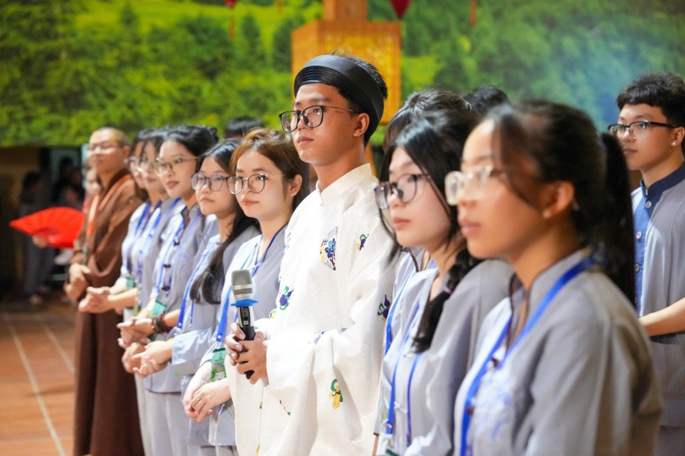 A group of people standing in a line

AI-generated content may be incorrect.