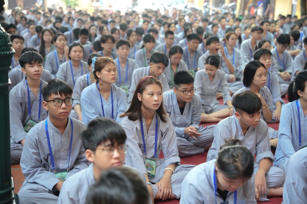 A group of people sitting on the floor

AI-generated content may be incorrect.