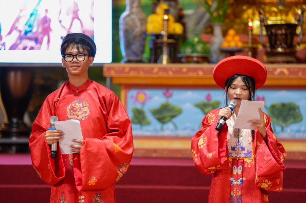 A person and person in red robes holding microphones

AI-generated content may be incorrect.