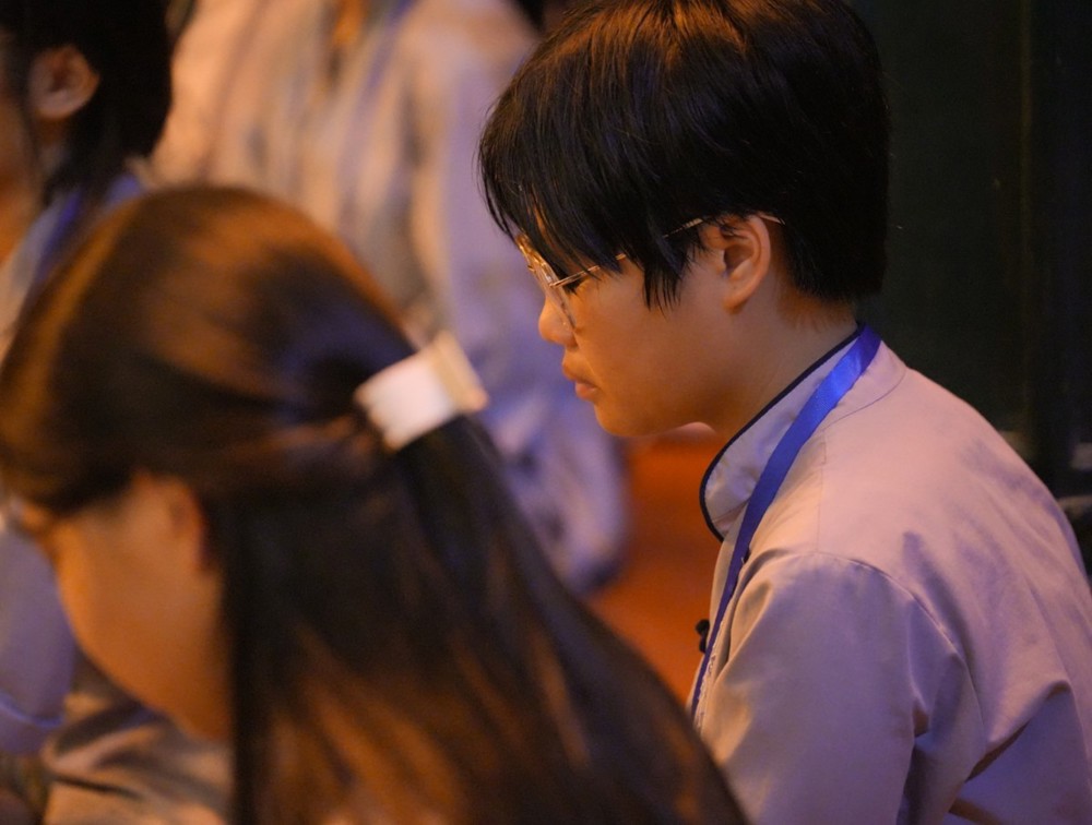 A close-up of a young person

AI-generated content may be incorrect.