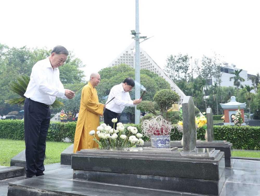 Tổng Bí thư Tô Lâm Dâng Hương Tưởng Niệm Các Anh Hùng Liệt Sĩ Tại Điện Biên Phủ