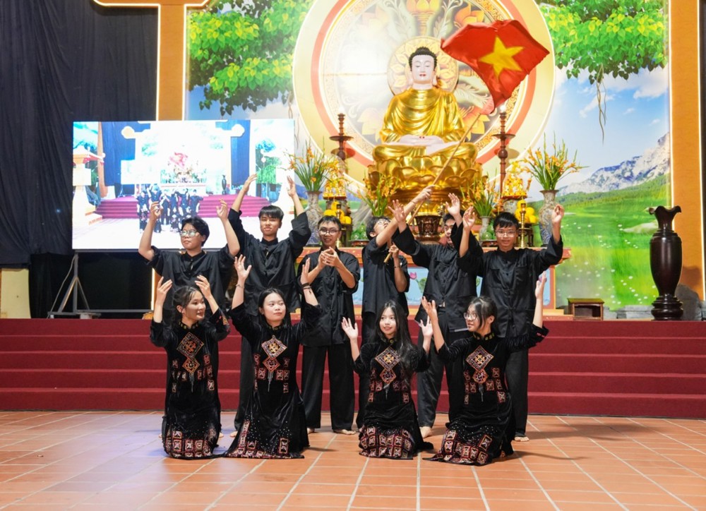 A group of people in black dresses

AI-generated content may be incorrect.