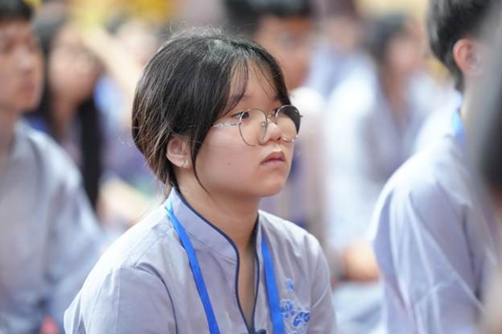 A young person wearing glasses

AI-generated content may be incorrect.