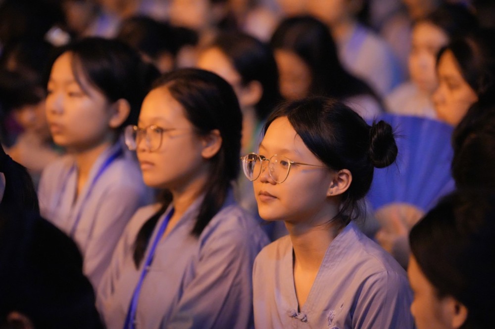 A group of young women sitting in a row

AI-generated content may be incorrect.