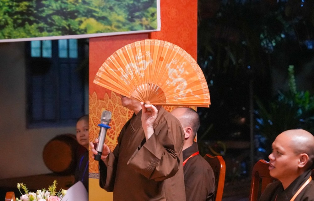 A person holding a fan

AI-generated content may be incorrect.