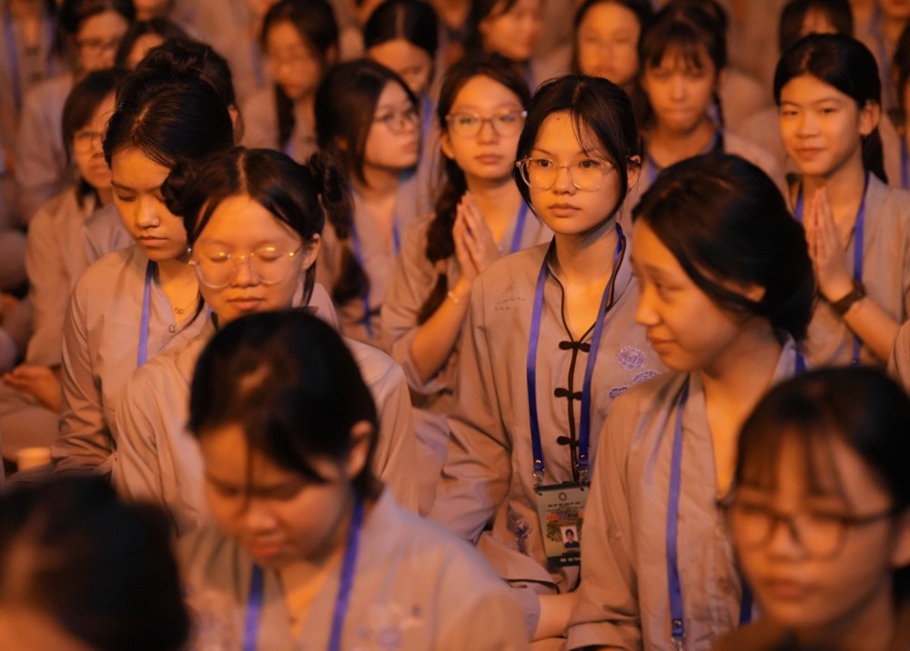 A group of people sitting in a room

AI-generated content may be incorrect.