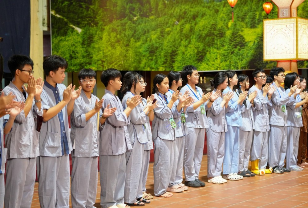 A group of people standing in a line

AI-generated content may be incorrect.