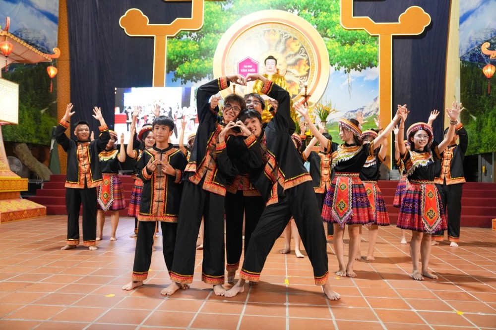 A group of people dancing on a stage

AI-generated content may be incorrect.